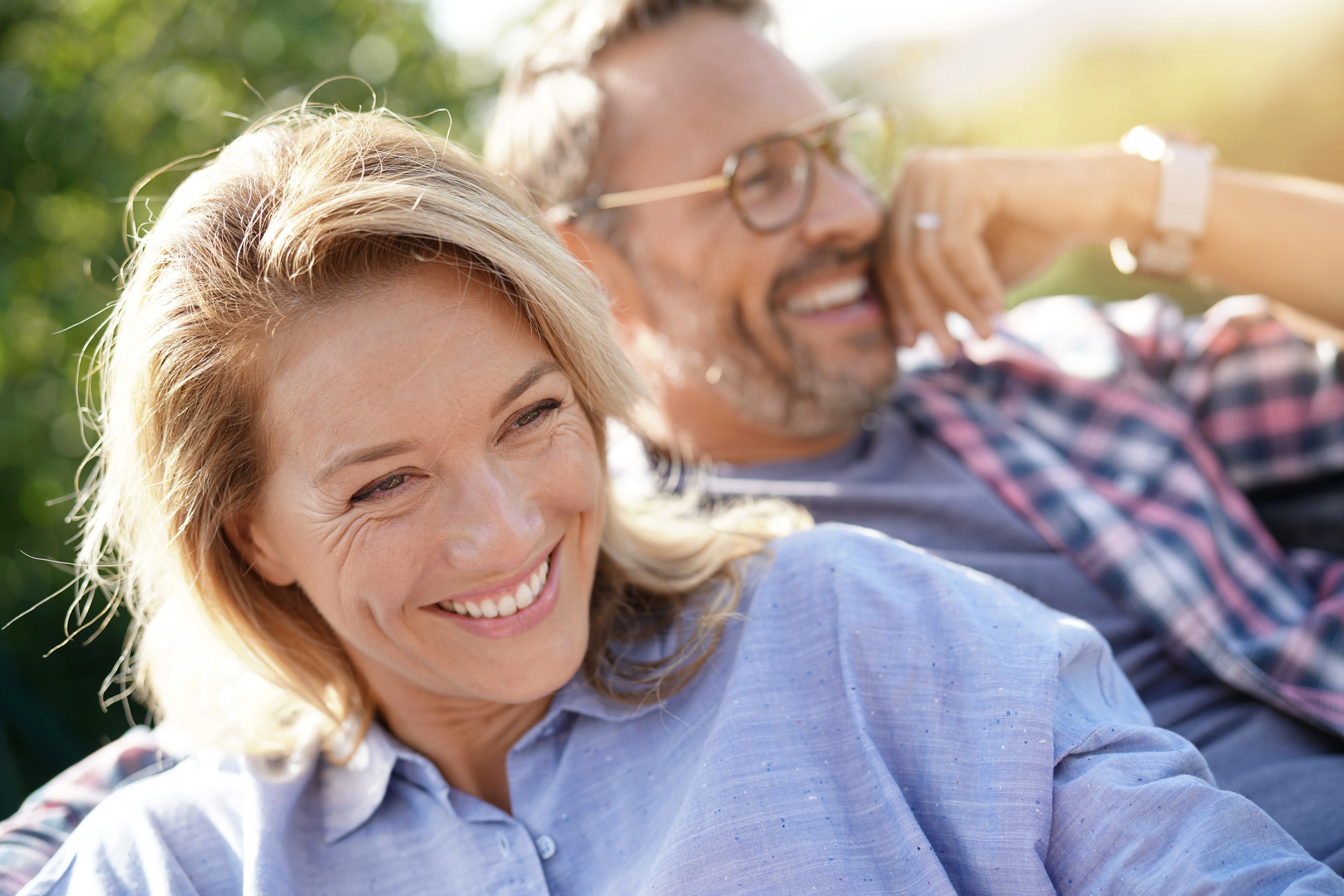 Pareja sonriendo al aire libre